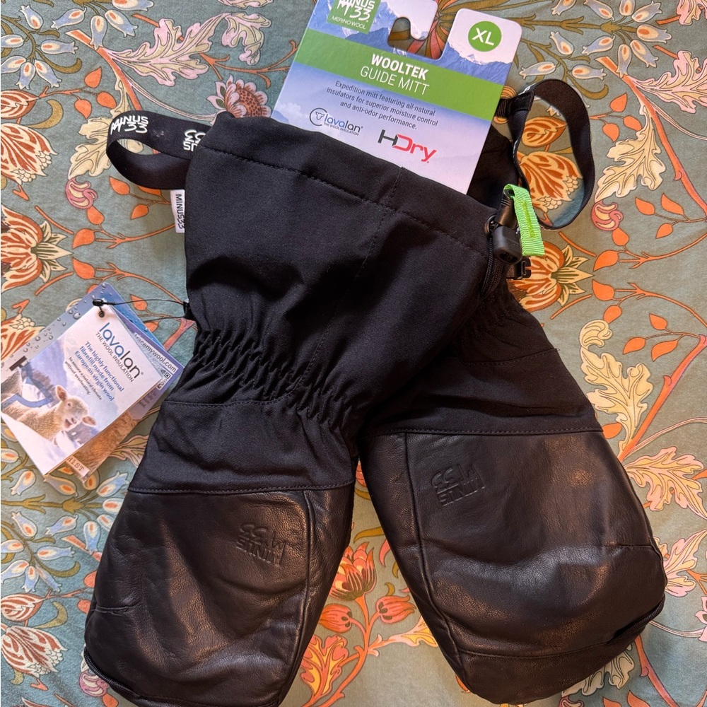 Black Mittens